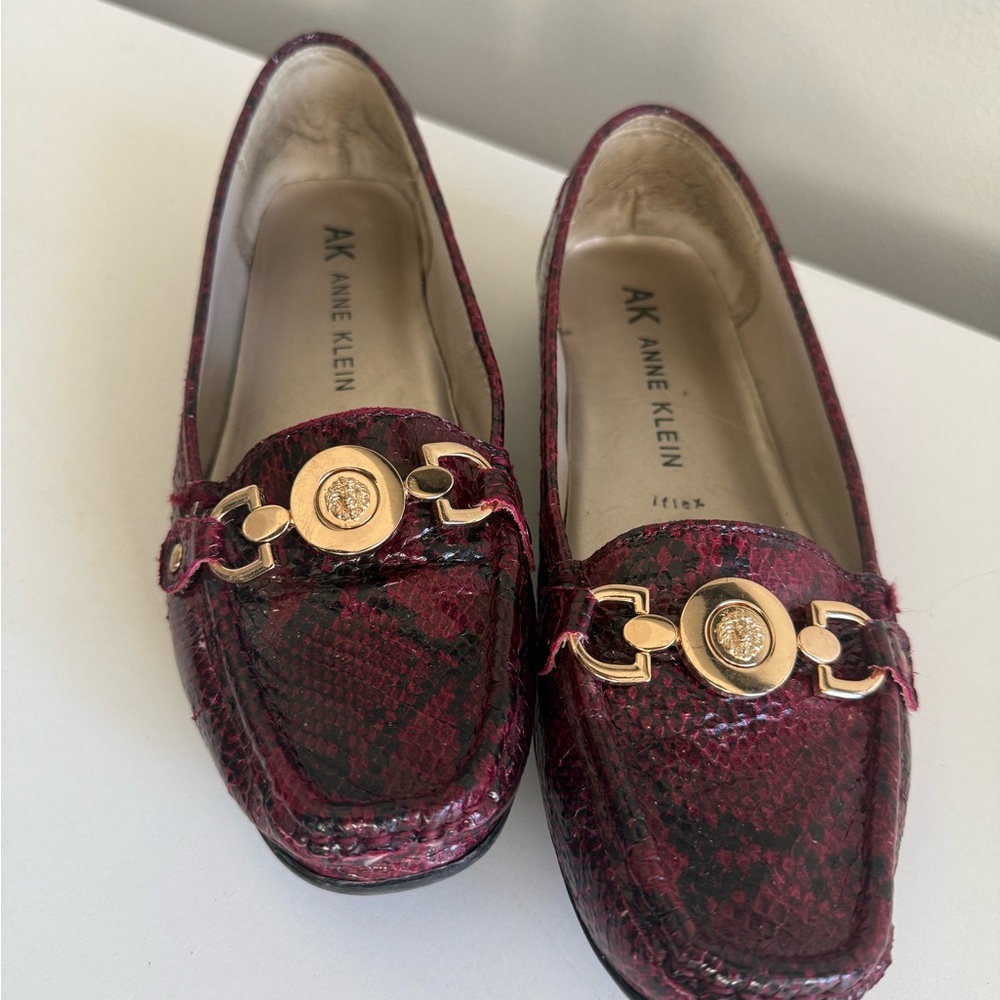AK Anne Klein iFlex Maroon Snake Print Loafers Gold Lion Medallion Size 7.5